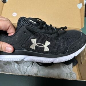 Under armor boys 3.5 tennis shoes